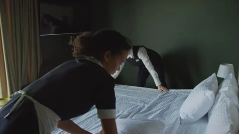 Hotel Staff Preparing Bed for New Arrivals Видео 252179141