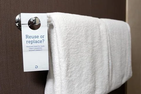 Hotel Towel Reuse or Replace Environmental Sign on Bathroom Rack Foto stock