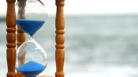 Hourglass on the background of the waves of the sea Vidéo 86643363