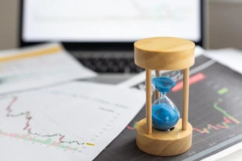 Hourglass on laptop computer concept for time management and countdown to Foto stock