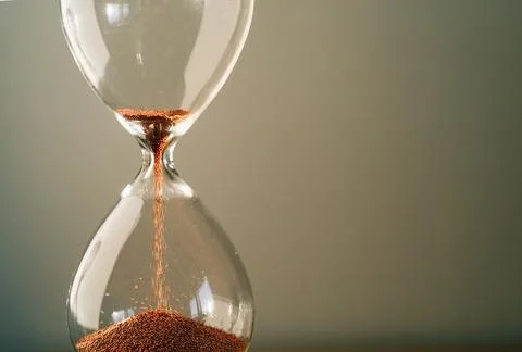 Hourglass measuring the passing time in a countdown to a deadline Foto stock