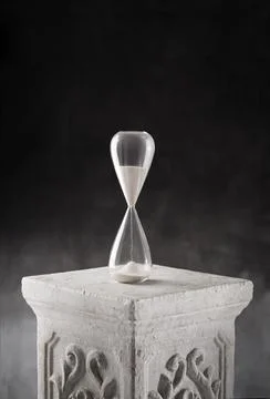 Hourglass on a plaster column Foto stock