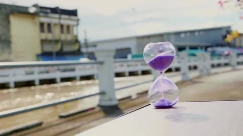 The hourglass stood on the rough rock surface near the rising tide canal. It Video stock 168519247