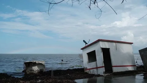 House affected by the elevation of the ocean level for climate change 스톡 동영상 328968104
