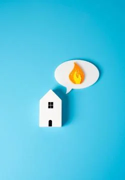 House and comment cloud with fire. Hot prices and fire safety concerns in res Foto stock