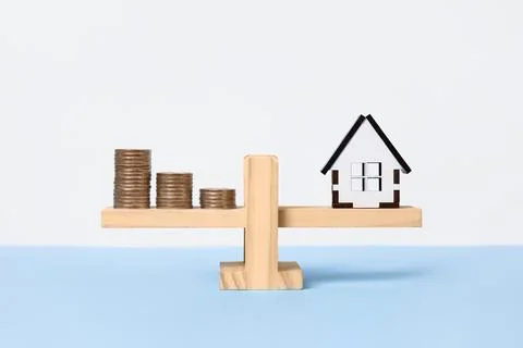 House and stack of coins 库存照片