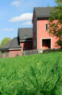 House behind grass Stock-Fotos