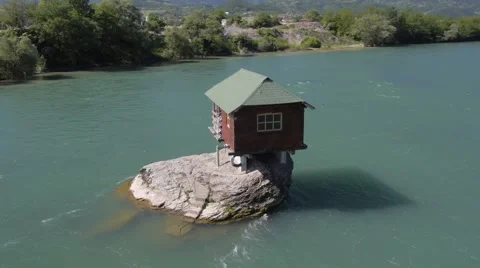 House built on the rock in the river 库存影片 48681351