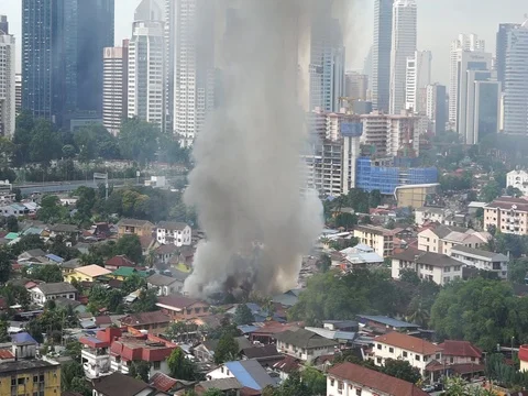 House is burning in the city Stock Footage 83868106