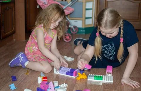 House the children play in the constructor. Foto stock