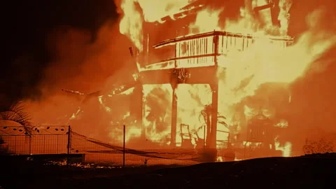 House completely engulfed in flames at night 库存影片 332962921