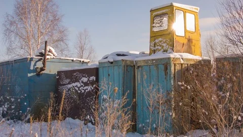 House container in the winter forest Vídeo Stock 81053735