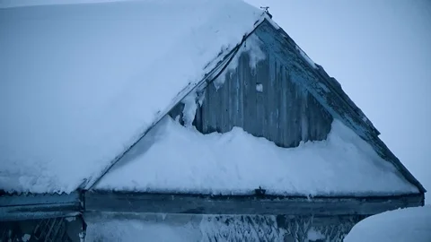 House covered with snow to the roo Video stock 108368317