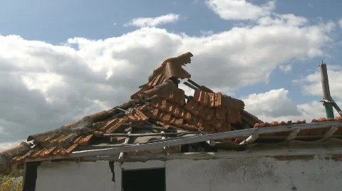 House damaged by tornado time lapse Video stock 533454