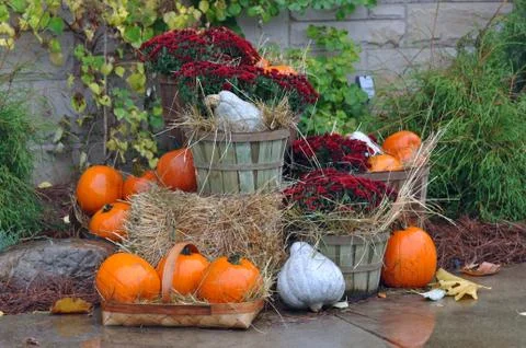 House decorated with pumpkins and fall leaves for Thanksgiving day and Hallow Stock Photos