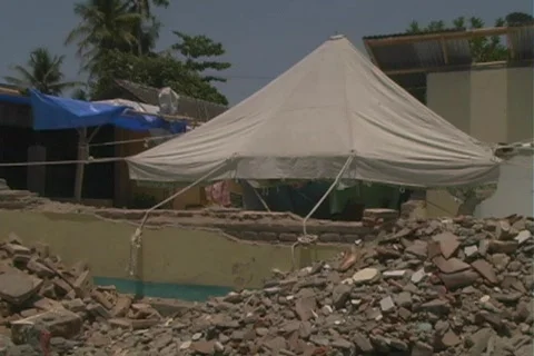 House destroyed in Java earthquake Видео 120842
