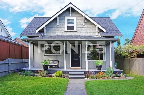 House exterior. entrance porch and front yard view Stock-Fotos