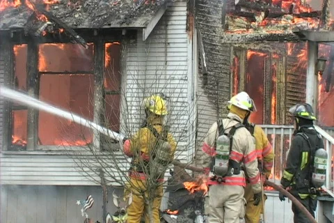 House fire with firemen fighting blaze 库存影片 129342