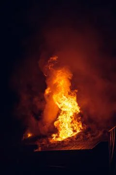 House on fire at night. Topics of arson and fires, disasters and extreme even Ilustração Stock