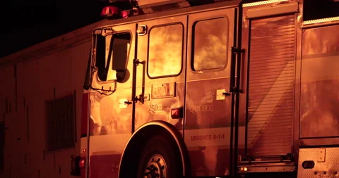 House fire reflected on fire engine. Vídeos de archivo 152992758