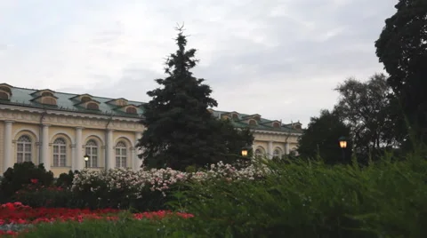 House in garden Vidéo 68742512