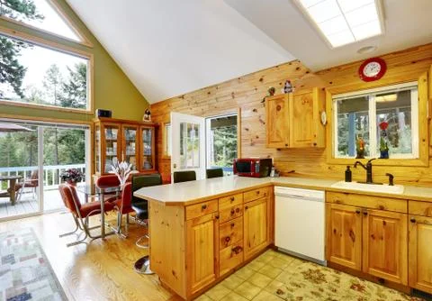 House interior with vaulted ceiling and open floor plan.  Dining room and kit Stock Photos