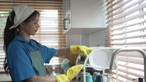 House keeper clean kitchen. Stockbeeldmateriaal 245283287