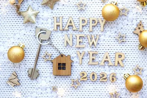 House key with keychain cottage on festive background with stars, lights of.. Foto stock