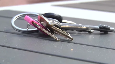 House keys laying flat on a table. Vídeos de archivo 220593487