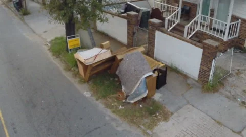 House left abandoned with its junk on the sidewalk (2 of 2) 動画素材 42695307