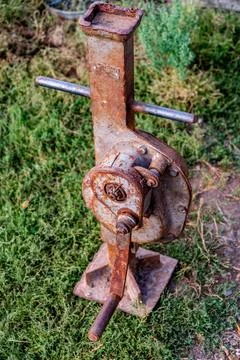 House lifting jack. Old rusty mechanical screw jack Foto stock