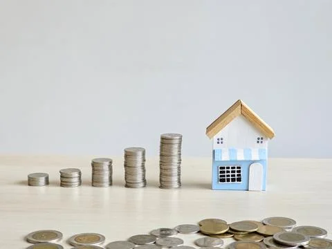 House model and a stack of coins with a concept of savings and investment Foto stock