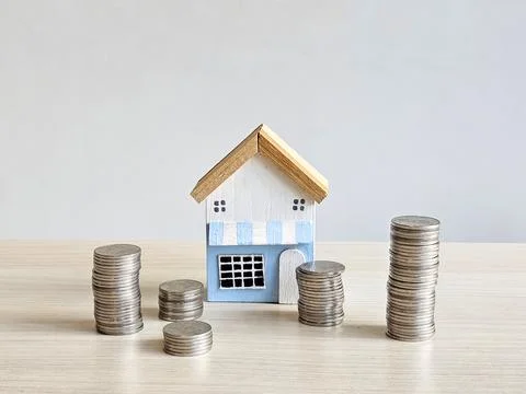 House model and a stack of coins with a concept of savings and Real estate Stock-Fotos