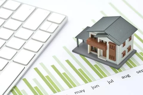 The house model is placed on the performance sheet, bar chart and keyboard. L Foto stock