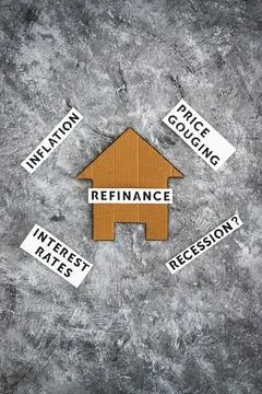 House with refinance text surrounded by concepts like interest rates inflatio Stockfoto's