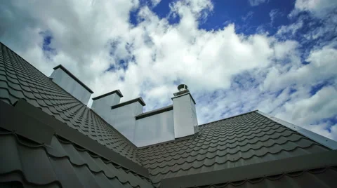 The house roof on the background of cloud flow. Time lapse Vídeo Stock 63112959