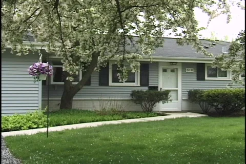 House in Springtime 库存影片 297729