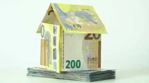 House on top of a large stack of money bills. Real estate mortgage concept shot. Vidéo 135429233