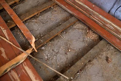 The house is undergoing renovation work to replace the old wooden floors 库存照片