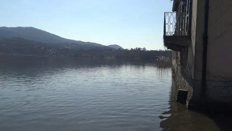 House with view on Lake Annone Vídeo Stock 154849014