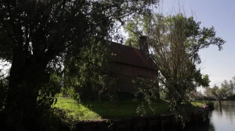 House_next_to_kreek 스톡 동영상 49165086