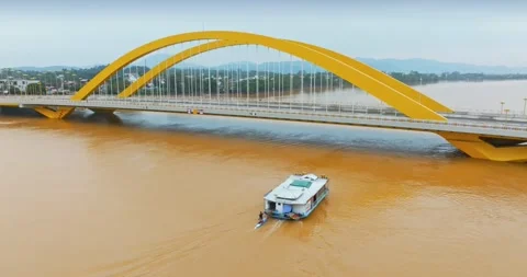 Houseboat on Perfume River under Cau Nguyen Hoang Bridge, Hue, Vietnam Vidéo 330754440