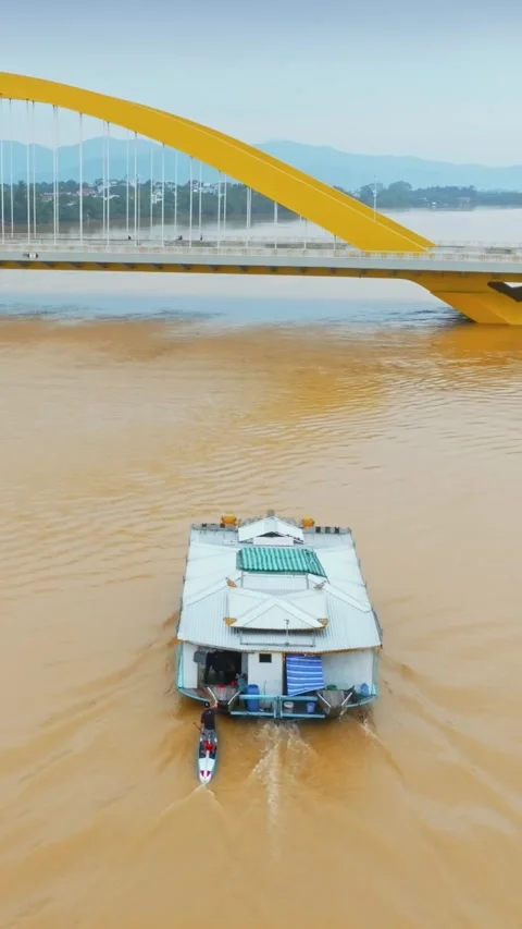 Houseboat on Perfume River under Cau Nguyen Hoang Bridge, Hue, Vietnam Vidéo 330754992