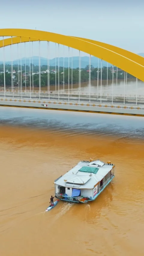 Houseboat on Perfume River under Cau Nguyen Hoang Bridge, Hue, Vietnam Stock-Footage 330755040