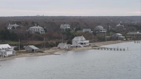 Houses along the coast north of Oak Bluffs on Martha"s Vineyard, Massachusetts. Video stock 59182176