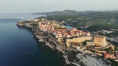 Houses on steep limestone cliff in the rays of rising sun in Bonifacio old town 스톡 동영상 250769352