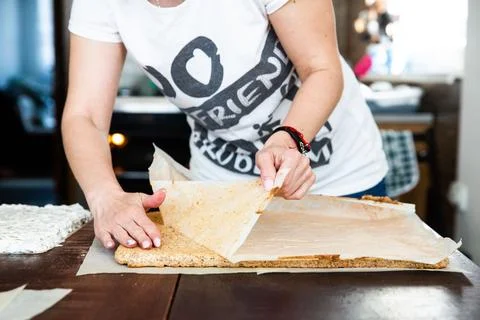 Housewife in process of baking delicious rectangular cake in kitchen - removing Stockfoto's