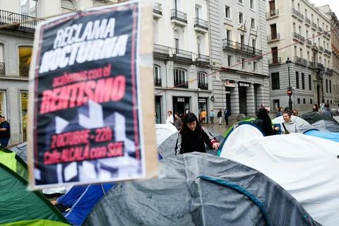 Housing crisis protests continue in Spain after parliament rejects emergency mea Stock Photos