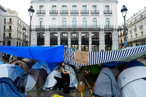 Housing crisis protests continue in Spain after parliament rejects emergency mea Stock Photos