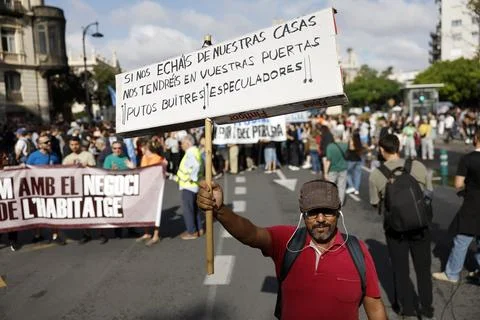 Housing crisis protests continue in Spain after parliament rejects emergency mea Stock Photos